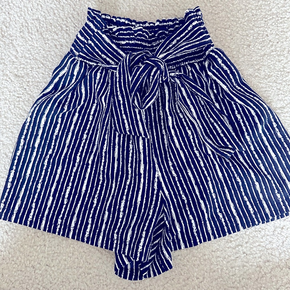 Abbeline — Flowy Paperbag Waist Shorts — Navy/White — size Small